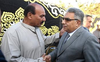 محافظ الدقهلية مقدمًا العزاء في وفاة الحاجة "سبيلة": كانت رمزًا للعمل الخيري 