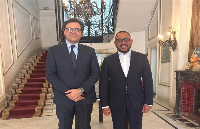 وزير الثقافة يتسلّم تقريرًا حول التعاون الثقافي والفني مع متاحف قطر