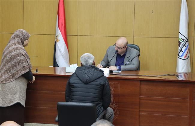 محافظ بني سويف يستعرض شكاوى المواطنين ويكلف الجهات المختصة بحلها  