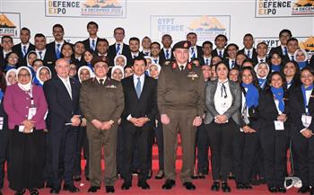 وزير الشباب يلتقي متطوعي معرض الصناعات الدفاعية "إيديكس 2025"