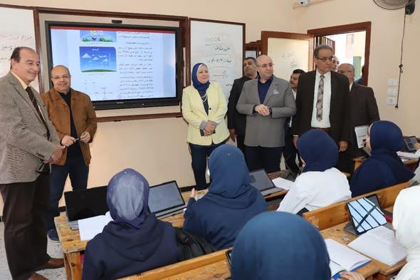 محافظ بني سويف يتفقد مدرسة السيدة عائشة الثانوية بنات لمتابعة انتظام الدراسة