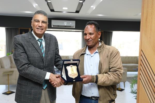 محافظ أسوان يشيد بأمانة أحد العاملين بمعبد إدفو لإعادته حقيبة سائحة فقدتها أثناء زيارتها