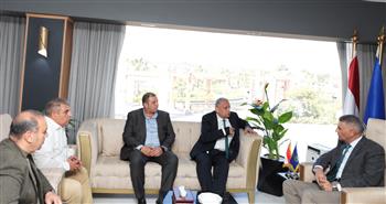 محافظ أسوان ورئيس غاز مصر يبحثان تعزيز توصيل الغاز لمصانع سكر كوم أمبو