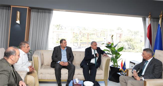 محافظ أسوان ورئيس غاز مصر يبحثان تعزيز توصيل الغاز لمصانع سكر كوم أمبو