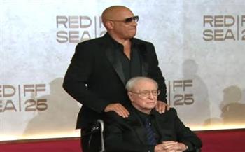 على كرسي متحرك.. لحظة إنسانية مبهرة في مهرجان البحر الأحمر بتكريم مايكل كين ودعم فان ديزل