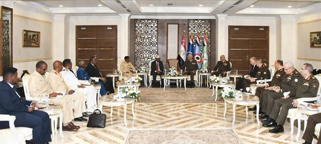 وزير الدفاع ورئيس الأركان يعقدان عددا من اللقاءات الثنائية في ختام إيديكس 2025