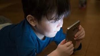 قبل النوم.. قرارات بسيطة تحمي طفلك من مخاطر الهاتف الذكي