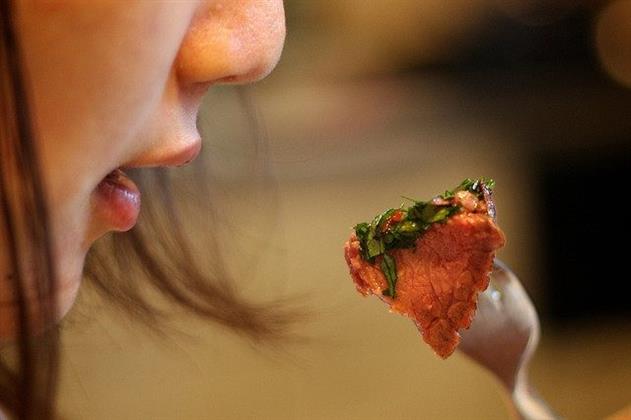 دراسة تؤكد: التغذية السليمة أثناء البلوغ مفتاح لصحة ابنتك ونشاطها