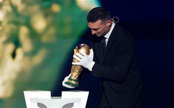قرعة كأس العالم.. ليونيل سكالوني مدرب منتخب الأرجنتين يحضر برفقة الكأس