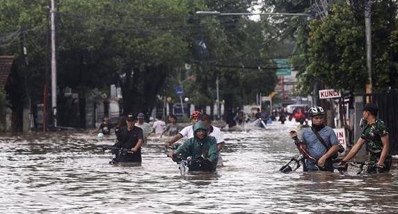 ارتفاع عدد قتلى الفيضانات في إندونيسيا لأكثر من 900