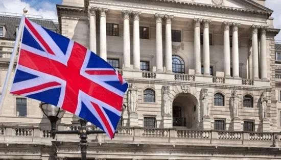 بنك إنجلترا يخفف قواعد البنوك رغم مخاوف فقاعة التكنولوجيا وتصحيح الأسواق