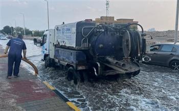 مياه البحر الأحمر تسحب مياه الأمطار بعدة مناطق بالغردقة