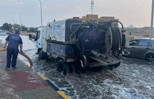 مياه البحر الأحمر تسحب مياه الأمطار بعدة مناطق بالغردقة