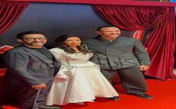 أحمد حلمي يدعم زوجته منى زكي في العرض الخاص لفيلم «الست»