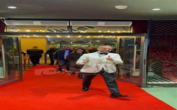 لحظة وصول السيناريست أحمد مراد وزوجته إلى العرض الخاص لفيلم "الست"