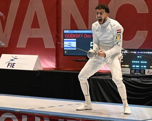 وزير الرياضة يهنئ البطل الأولمبي محمد السيد بعد تتويجه بذهبية العالم