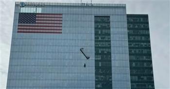 فيديو.. لحظة إنقاذ عاملي تنظيف نوافذ من ارتفاع 15 طابقًا