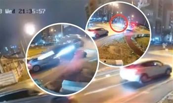 بعد أزمة صحية لسائقها.. مشهد غريبة لسيارة تطير في الهواء (فيديو)