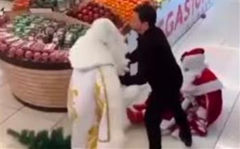 خناقة بابا نويل.. عراك عنيف بين اثنين بزي "سانتا كلوز" (فيديو)