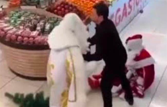 خناقة بابا نويل.. عراك عنيف بين اثنين بزي "سانتا كلوز" (فيديو)