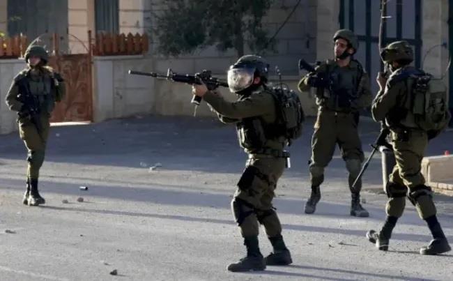 الاحتلال الإسرائيلي يقتحم الرام شمال القدس ويلاحق عمالًا