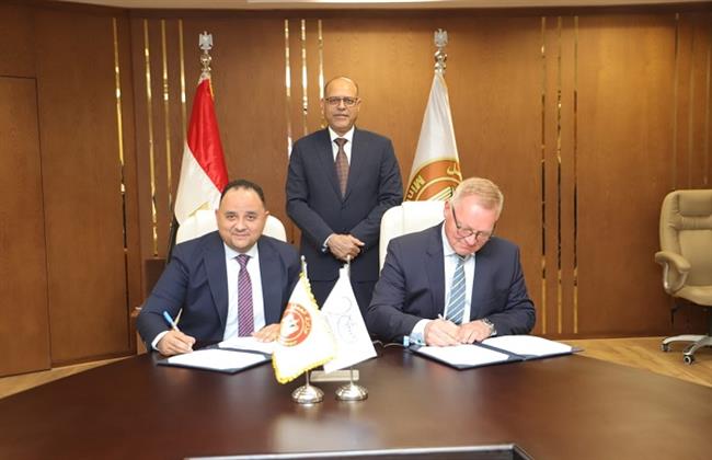 وزير العمل يشهد تجديد اتفاقية عمل تحفظ حقوق 2075 عاملًا بشركة قناة السويس للحاويات