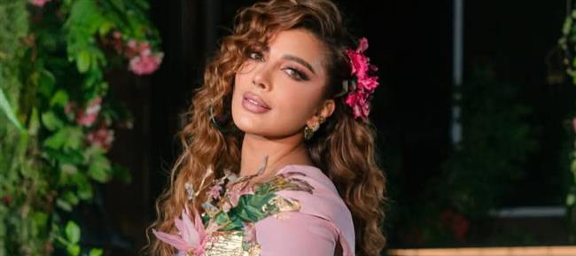 أصالة نصري بإطلالة الورود في حفل دبي