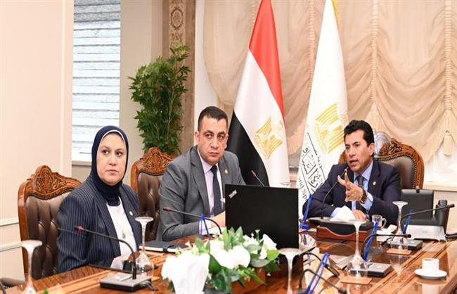 وزير الشباب يجتمع باللجنة العلمية لتعزيز ثقافة التغذية السليمة للرياضيين 