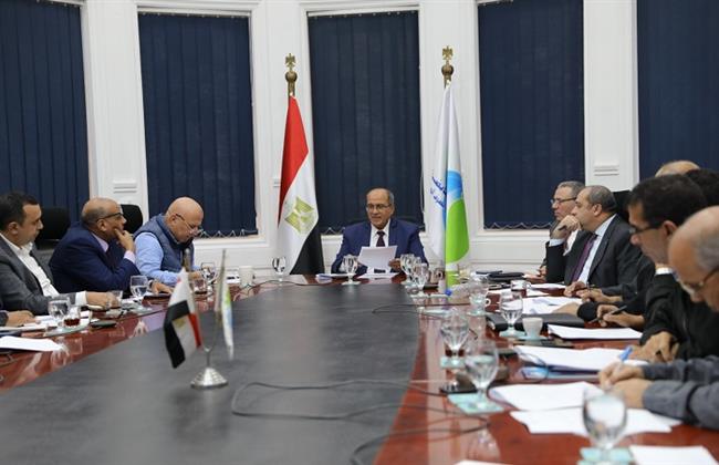 رئيس القابضة للمياه يعقد اجتماعًا موسعًا مع قيادات الشركة القابضة لوضع الخطط ومتابعة تنفيذ الأعمال