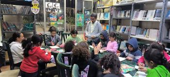ورشة فنون تشكيلية لتعليم مبادئ الرسم بمكتبة الشيخ زايد الثقافية