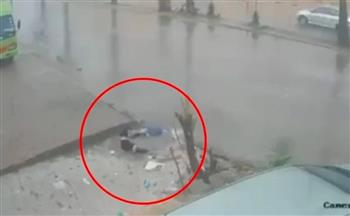 فيديو.. حفرة عميقة على جانب الطريق تبتلع فتاة أردنية أمام المارة