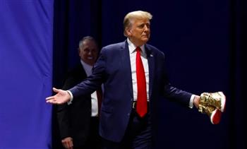 آخر غرائب ترامب.. قطع اجتماعًا بالبيت الأبيض ليفتّش أحذية المسؤولين