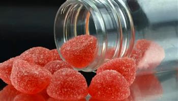 طفلان يتناولان كمية كبيرة من المخدرات داخل حلوى