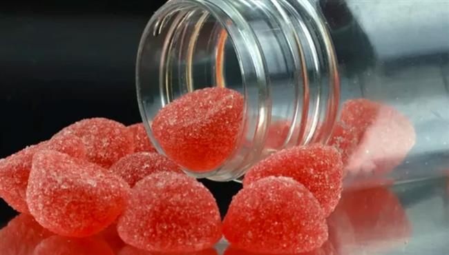 طفلان يتناولان كمية كبيرة من المخدرات داخل حلوى