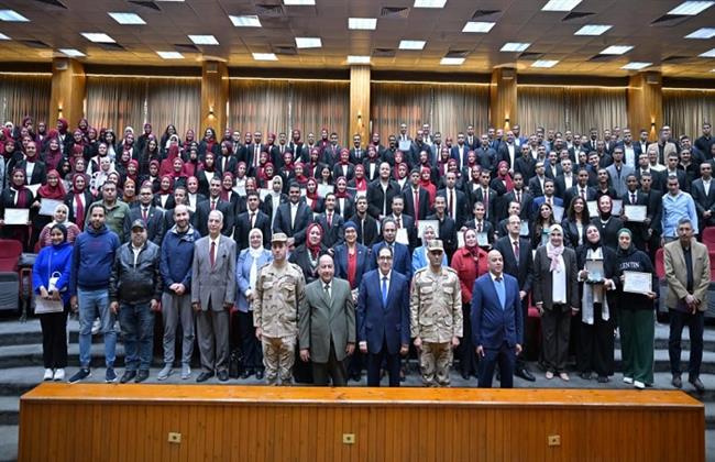 جامعة القاهرة تحتفل بتكريم طلابها المتميزين المشاركين في فترة المعايشة بالأكاديمية المصرية العسكرية