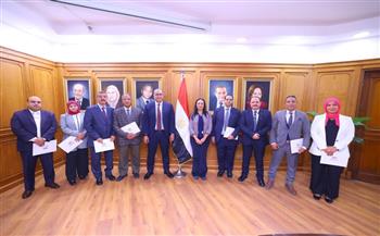 وزيرة التضامن تكرم قطاعي التركات الشاغرة والعقارات والشؤون القانونية ببنك ناصر