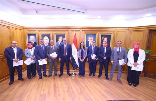 وزيرة التضامن تكرم قطاعي التركات الشاغرة والعقارات والشؤون القانونية ببنك ناصر