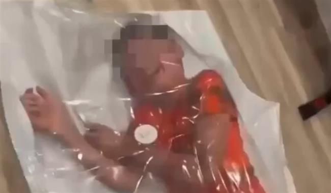 من أجل المشاهدات.. روسية تضع طفلها في حقيبة وتفرّغ الهواء عنه