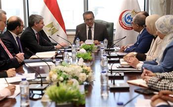 عبد الغفار يتابع تطورات الاتفاقيات الدولية لإنشاء مصنع اللقاحات متعدد المراحل 
