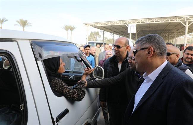 محافظ الجيزة يتابع سير العمل بموقف السرفيس الحضاري بالصف 