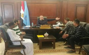 رئيس مدينة مرسى علم يلتقي بعدد من المواطنين لفحص طلبتهم 