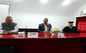 رئيس مدينة القصير بالبحر الأحمر يترأس جلسة المجلس التنفيذي بقاعة الوحدة المحلية