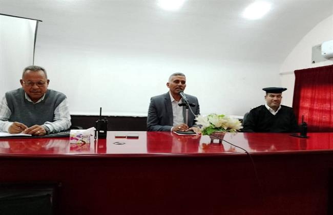 رئيس مدينة القصير بالبحر الأحمر يترأس جلسة المجلس التنفيذي بقاعة الوحدة المحلية