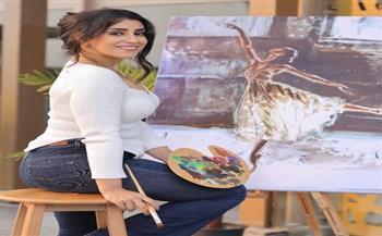 بإطلالة حذابة.. أيتن عامر تتألق أمام لوحة فنية 