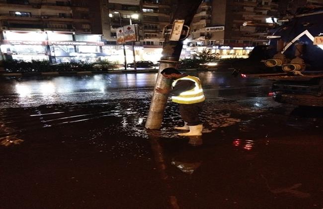 شركة الصرف الصحي بالقاهرة الكبرى تواصل جهود التعامل مع مياه الأمطار بعد رفع درجة الاستعداد القصوى