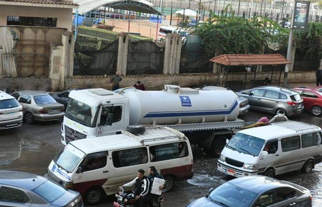 محافظ الدقهلية سيرا على الاقدام في شوارع المنصورة: يتابع جهود التعامل الفوري مع سقوط الأمطار ورفع أي تجمعات 