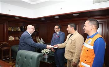 محافظ بني سويف يكرّم مشرف غرفة العمليات بمرفق الإسعاف لإنقاذه عامل نظافة تعرض لتوقف تنفس مفاجئ