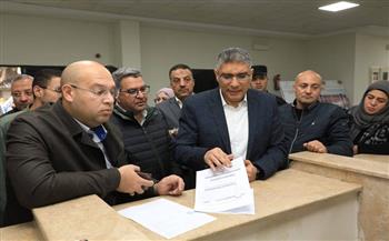 محافظ الجيزة يتفقد المركز التكنولوجي بقرية الودي ويجري تجربة عملية لتقديم المواطنين الطلب 