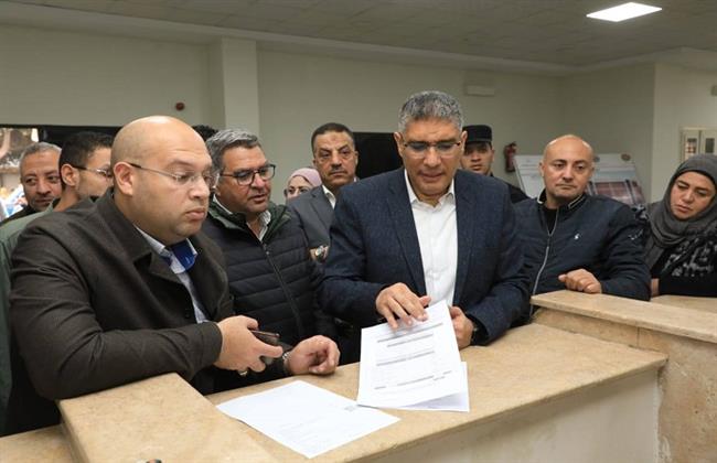 محافظ الجيزة يتفقد المركز التكنولوجي بقرية الودي ويجري تجربة عملية لتقديم المواطنين الطلب 