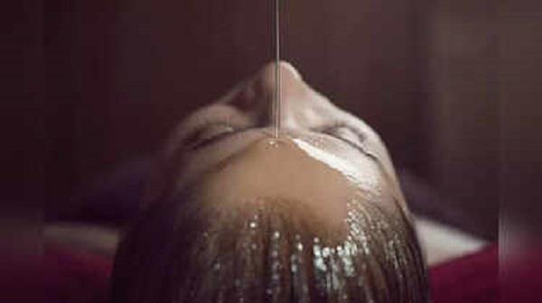 حمام الزيت الساخن.. سر الشعر القوي واللامع في فصل الشتاء